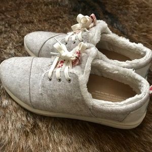Women’s Toms tennis shoes- 7.5